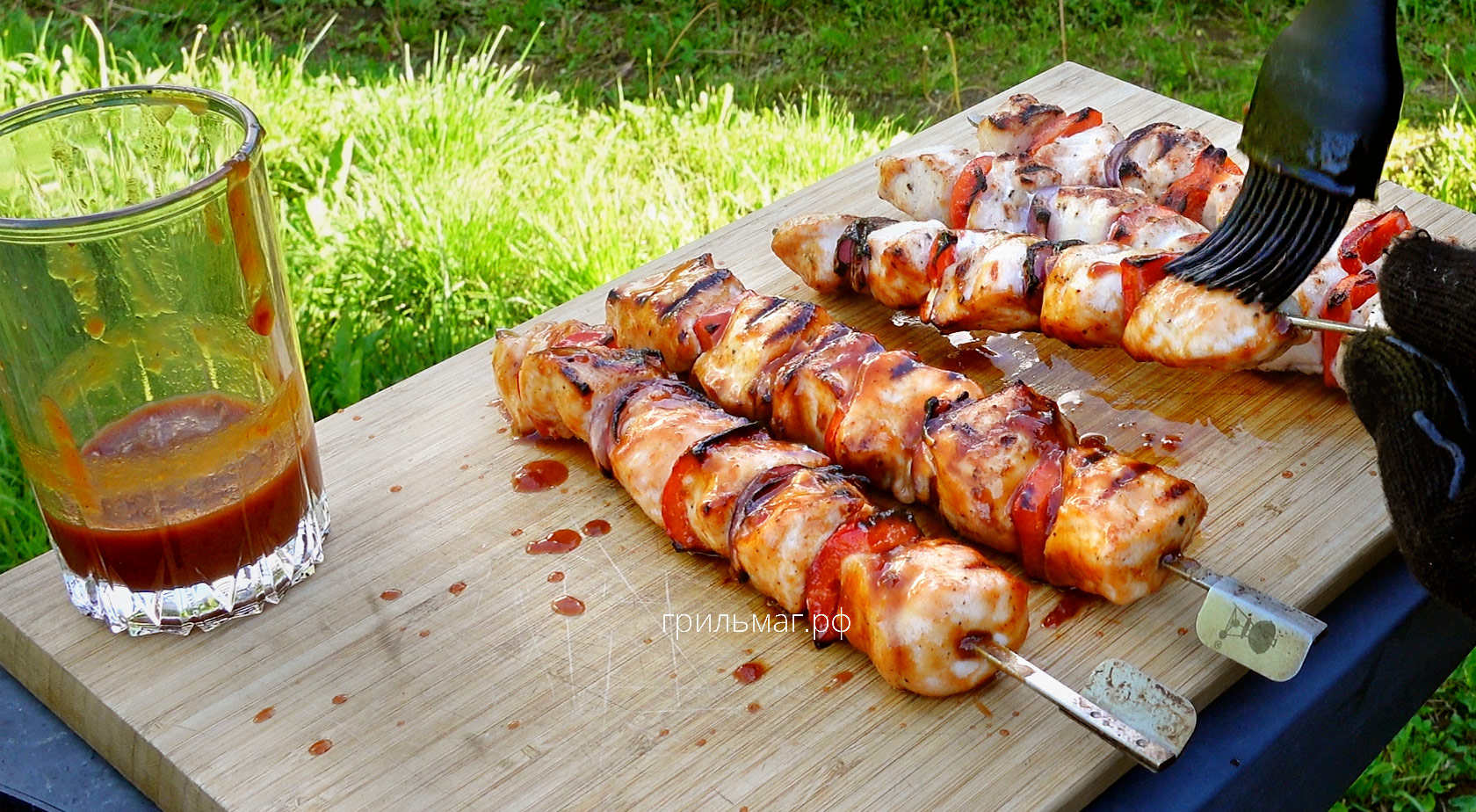 покрываем шашлыки соусом